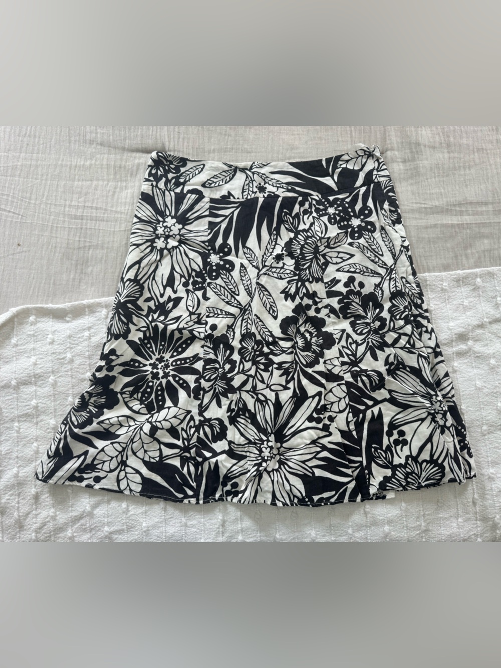 Gap pleated a line floral black and white skirt size 4 knee length
